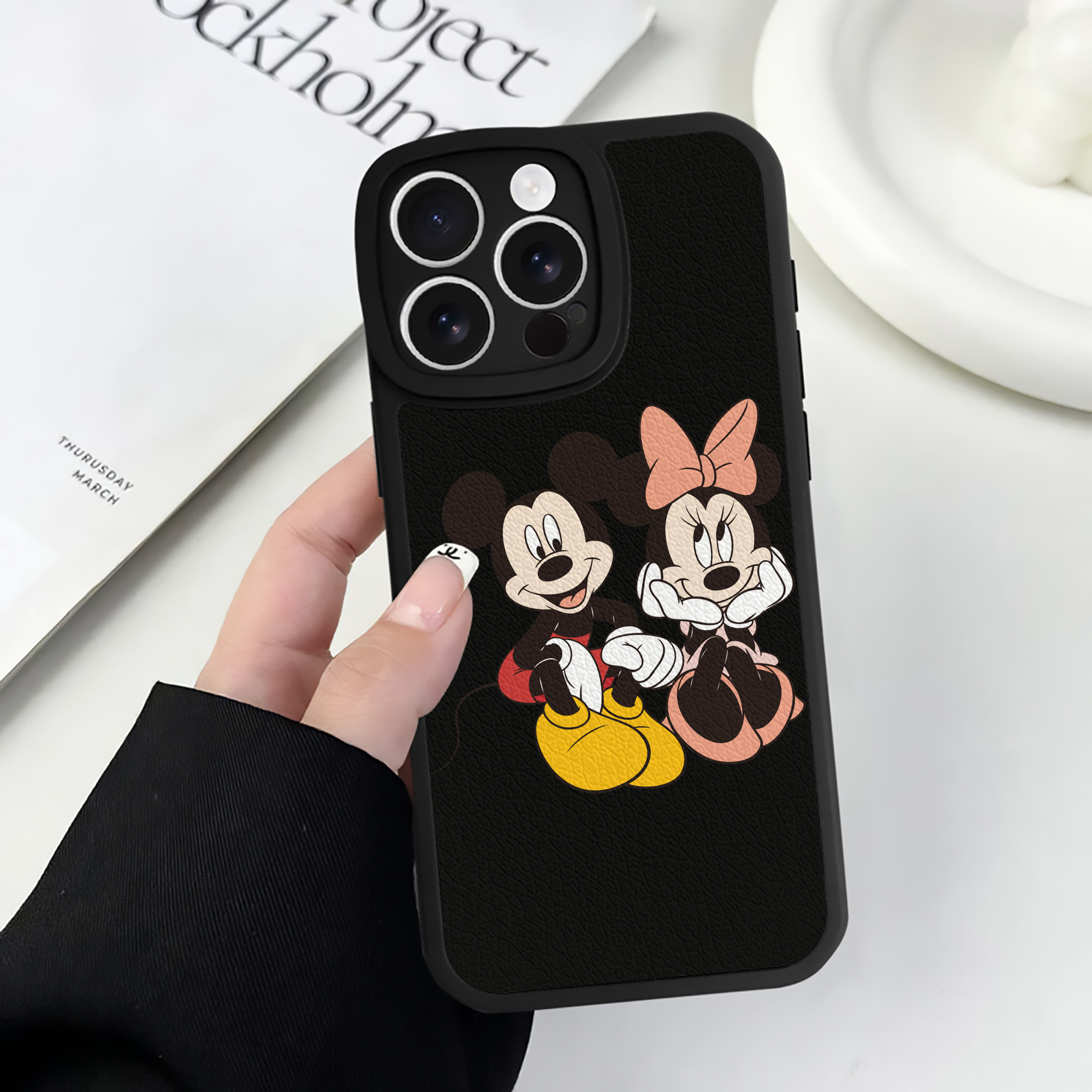 （画像用） ミッキーマウス Mickey Mouse 【iPhone 16シリーズ対応】シリコンスマホケース（レザー調） 材質：シリコン